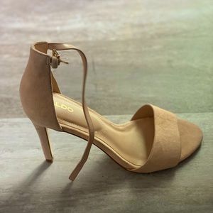 ALDO NUDE HEELS - never worn